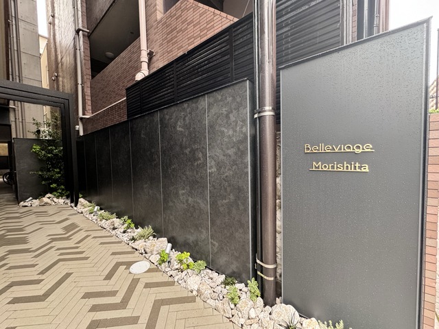 物件名の看板も素敵&hellip;！高級感があります。