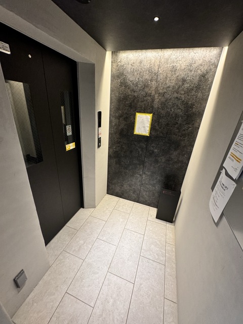 共用部もブラックがテーマで大人な雰囲気&hellip;！