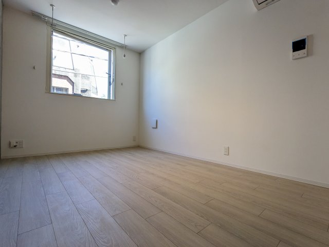 窓も上の方にあるので、奥の窓側にベッドも置けます。