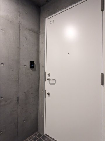 玄関の色味も素敵&hellip;！