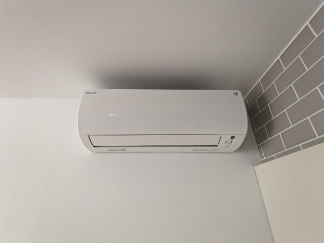 クーラーは扉側にあるので、寝るときも直風を防げます。