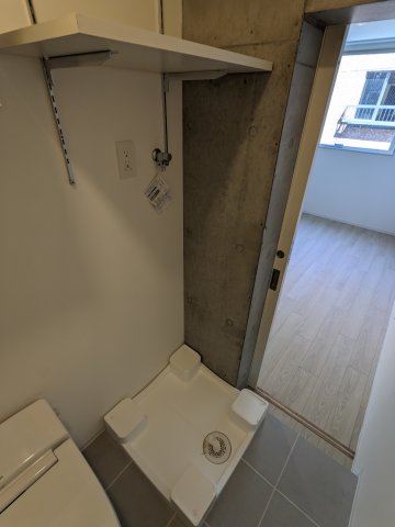 洗濯機はこちらに。上の棚がありがたい。