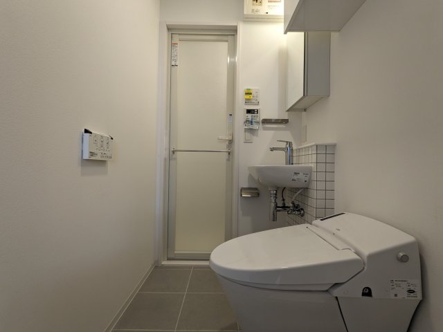 トイレは同室です。トイレットペーパーの位置がちょっと大変かも&hellip;？