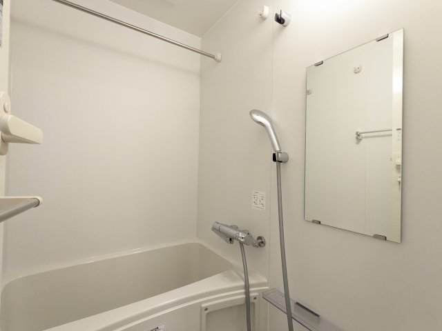 お風呂はしっかり浸かれる広さがあります。