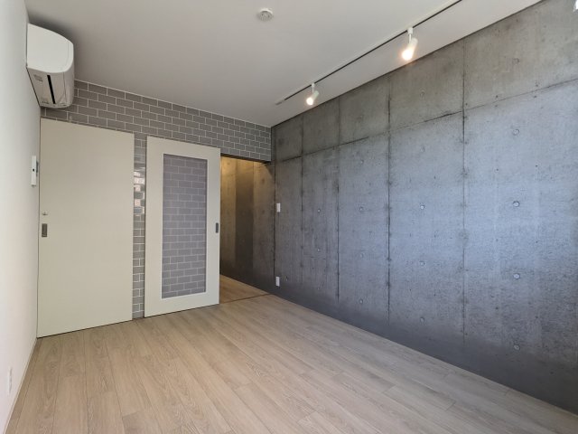 コンクリの壁が一面あるだけでぐっと雰囲気が出ます。