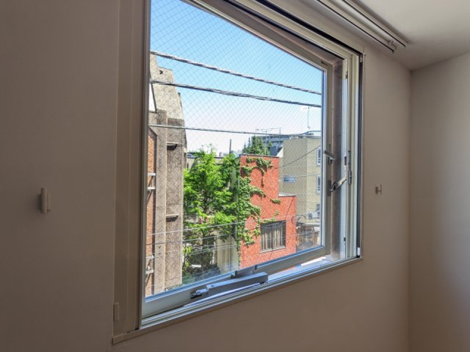 四角く外界を切り取った絵画のよう。