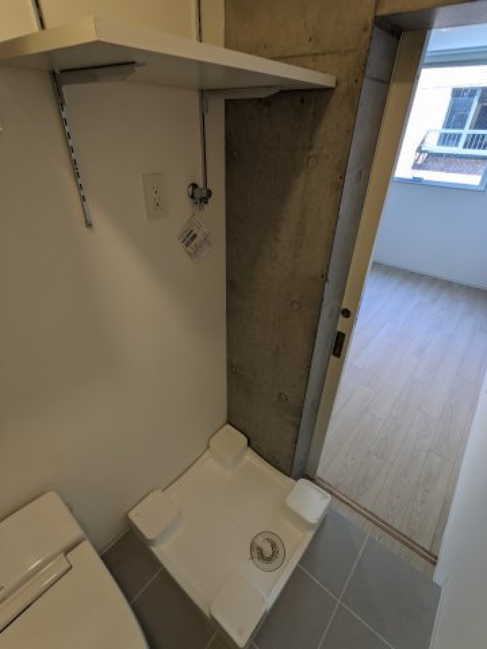 洗濯機はこちらに。上の棚がありがたい。