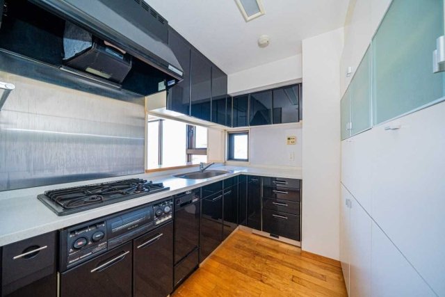 圧巻の収納付きのL字キッチン&hellip;！お料理も楽しめそうです。