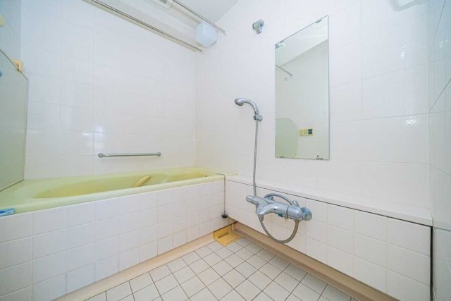 ちょっとレトロなデザインですが、広さがありゆっくり入れそうなお風呂。