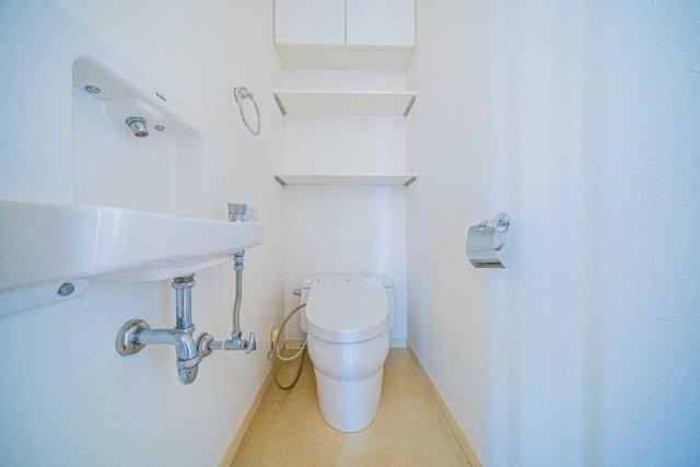 トイレは専用手洗い付きの個室です。