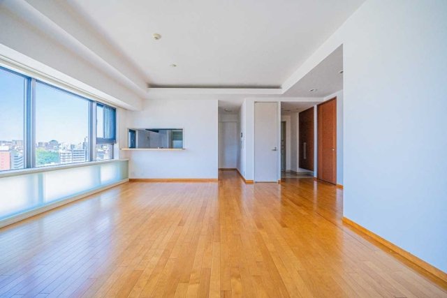 パノラマの景色が主役の明るいリビングです。