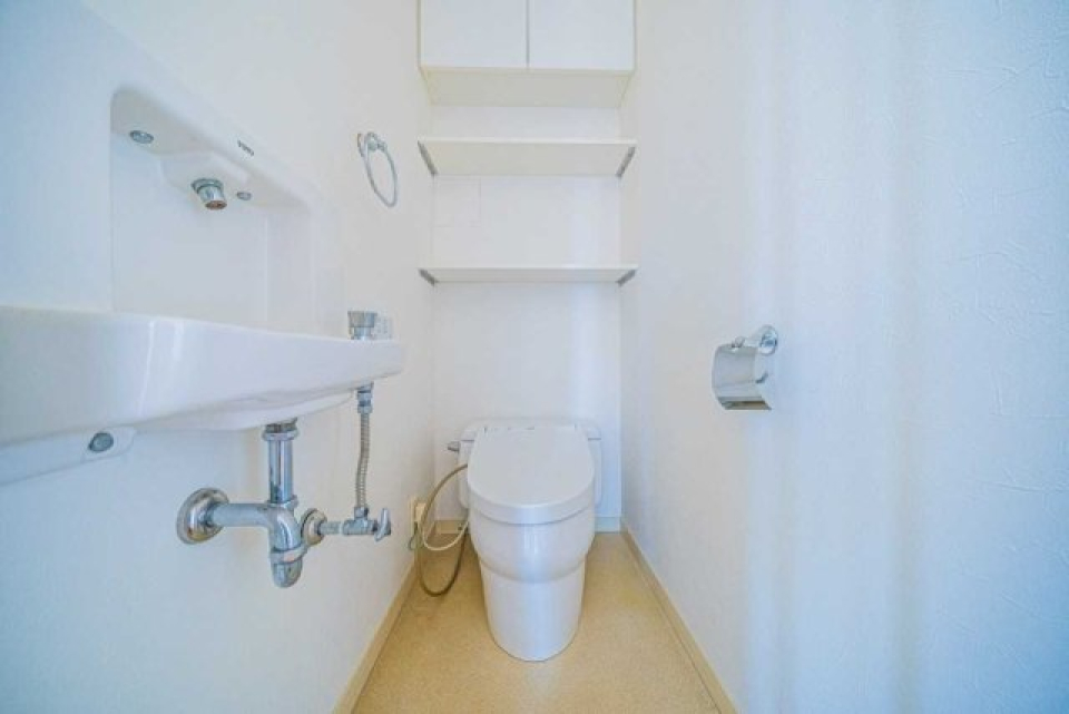 トイレは専用手洗い付きの個室です。