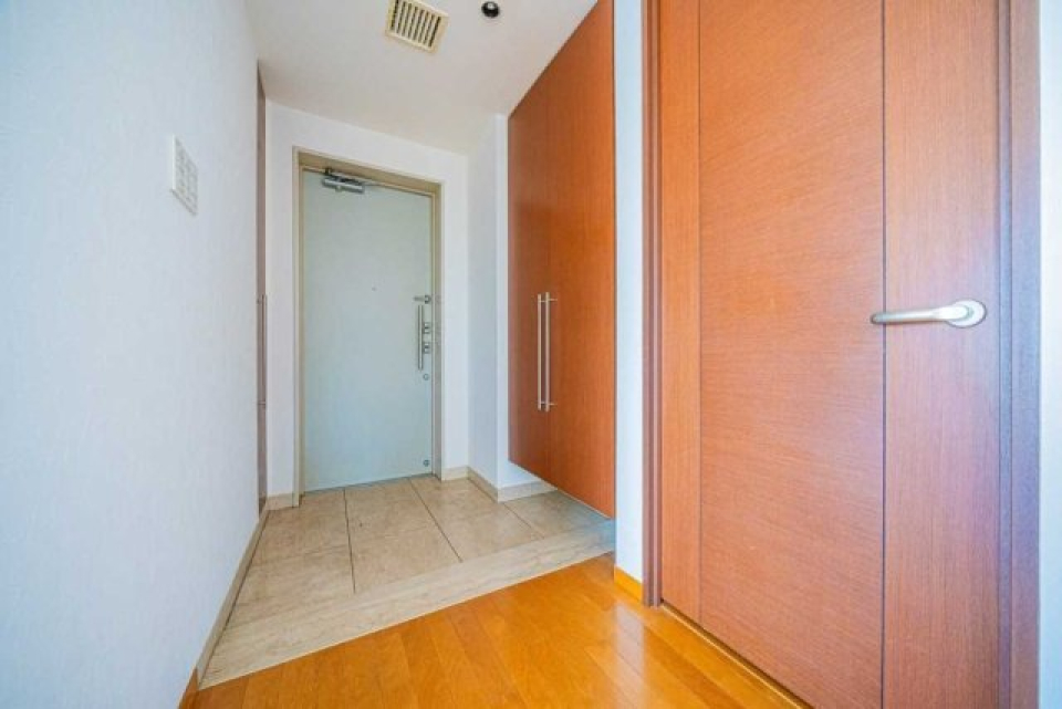 玄関はこの上品さ。ふかふかのスリッパが似合いそう。