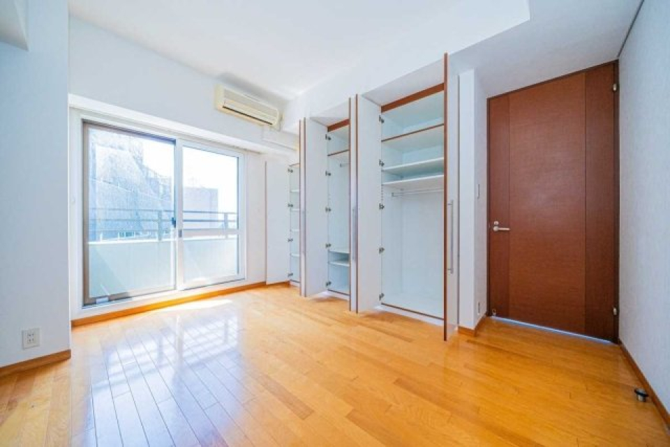 洋室にも収納が2つありますよ。