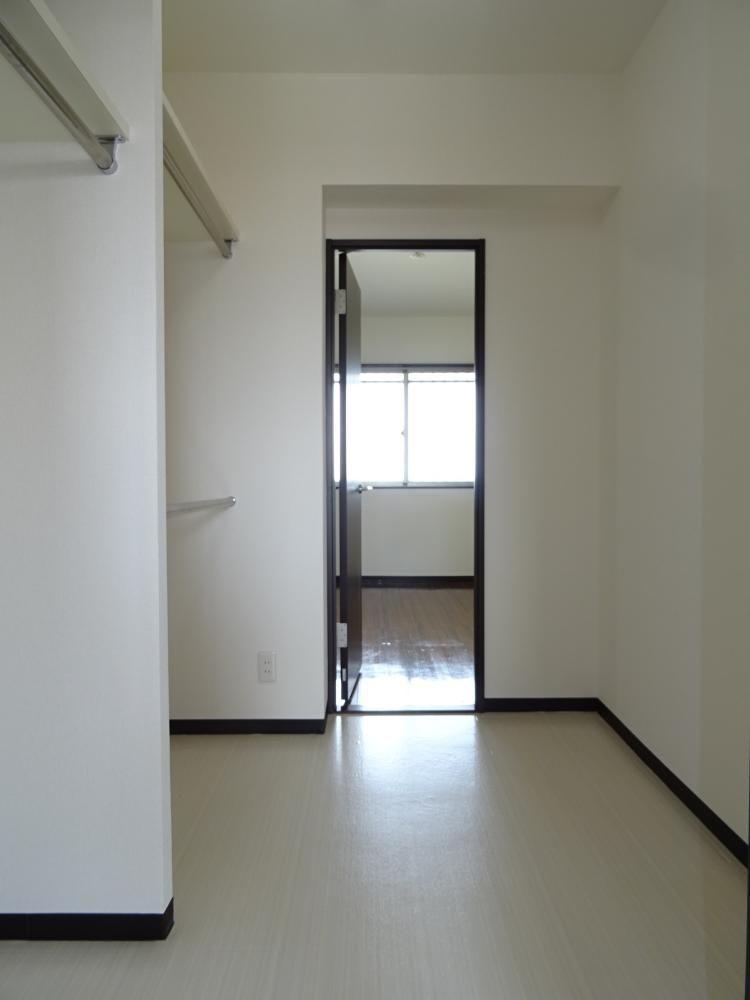 ウォークインクローゼットの中を通ると、、