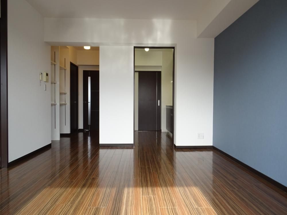 ブルーの壁がおしゃれな14.2帖のリビング。