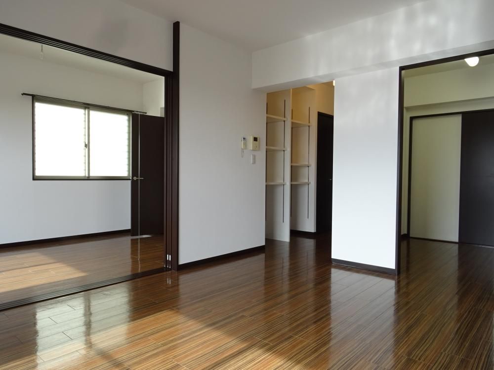 キッチン、廊下、洋室へと開けています。