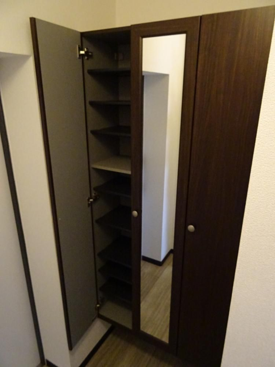 玄関の全身鏡もうれしい。