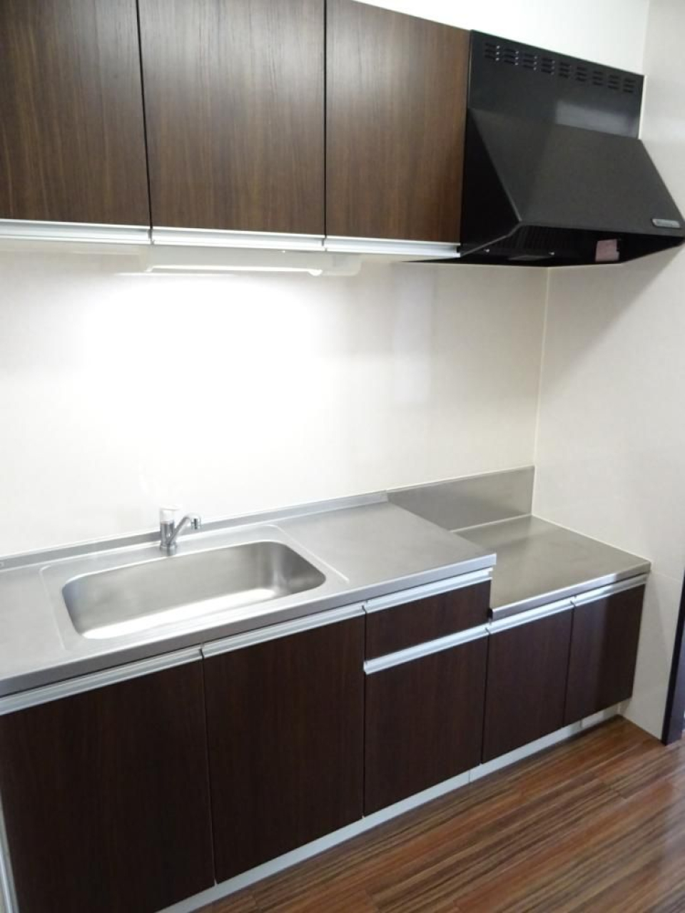 キッチンは暗めのカラーでシック。