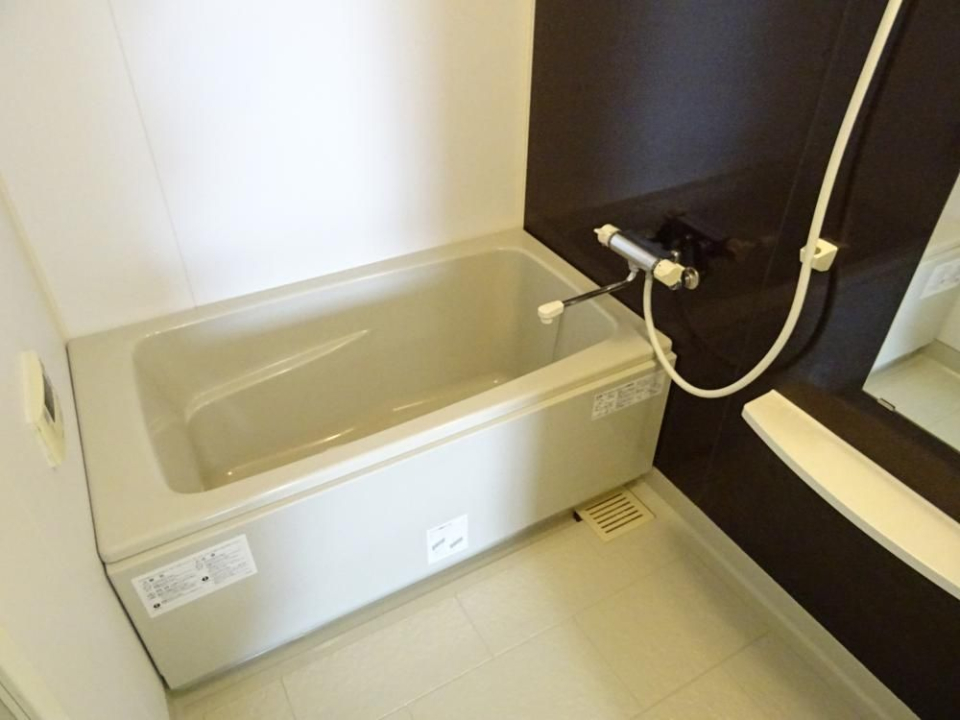 お風呂の壁もダークブラウンでおしゃれ。