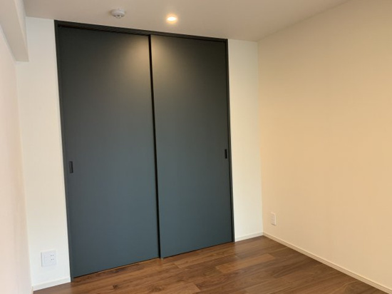 寝室の収納、扉まで素敵なデザイン&hellip;！