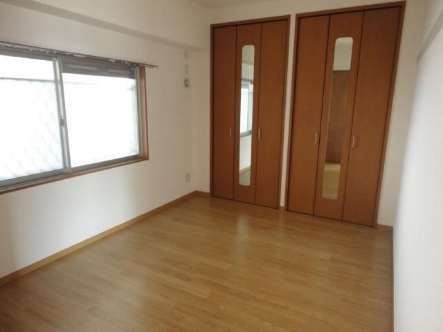 北東5.9帖の洋室