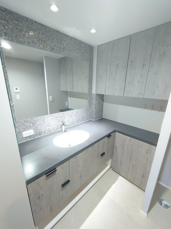 シンプルなグレーで統一された水回り