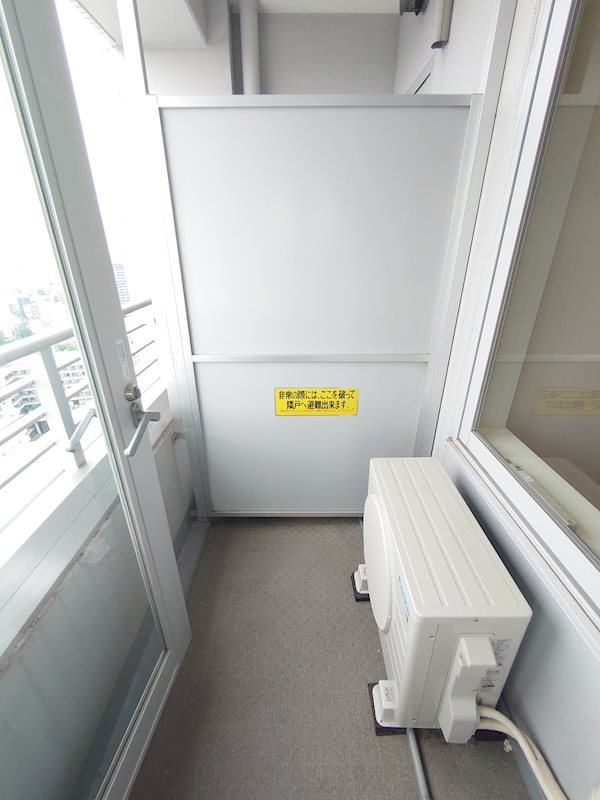 夜風に少し当たりたい時にはバルコニーへ