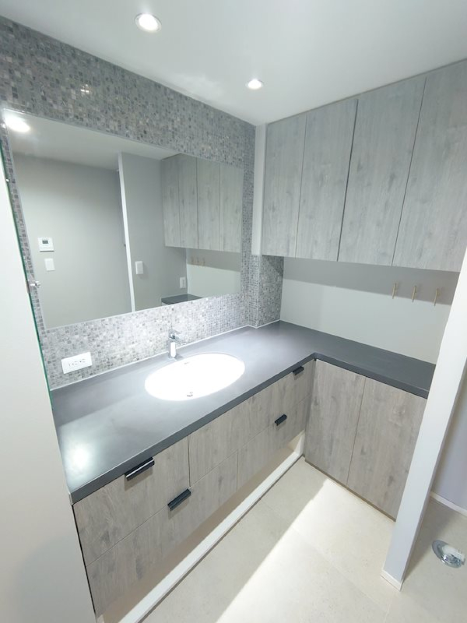 シンプルなグレーで統一された水回り