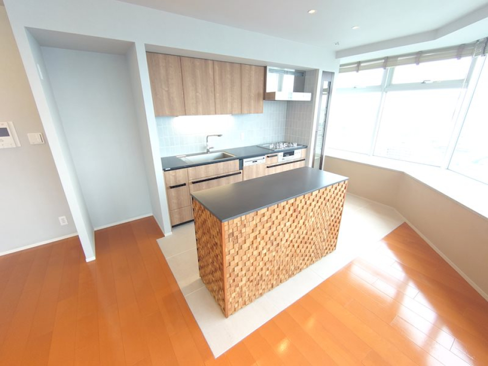 この寄木細工のようなカウンターがリビングのポイントとなっています