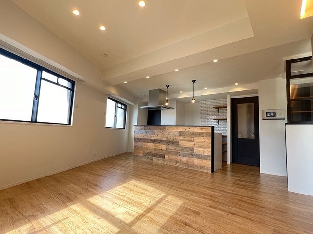 窓から光がたっぷり差し込みます。