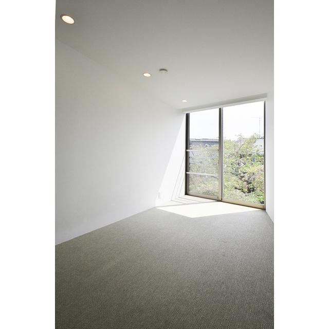 窓際にできる光溜まり、大好きなんです。