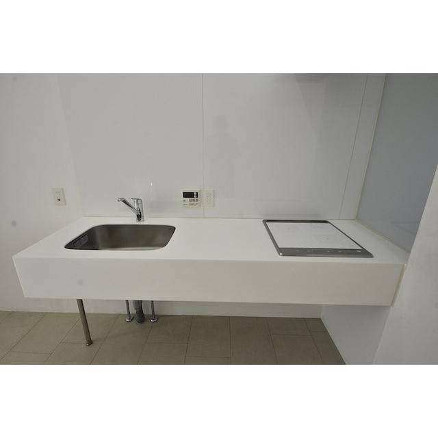 ホワイトでスタイリッシュなキッチン！お掃除を頑張りたくなりますね。