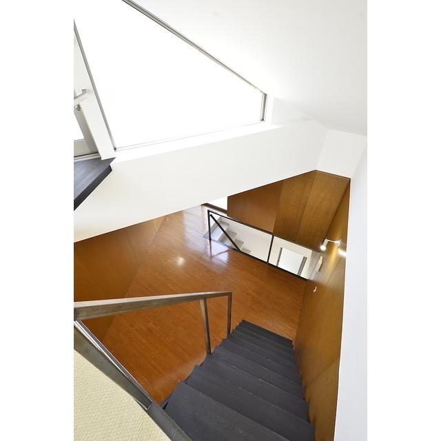 真ん中のフロアは、ほっとできる木の素材です。