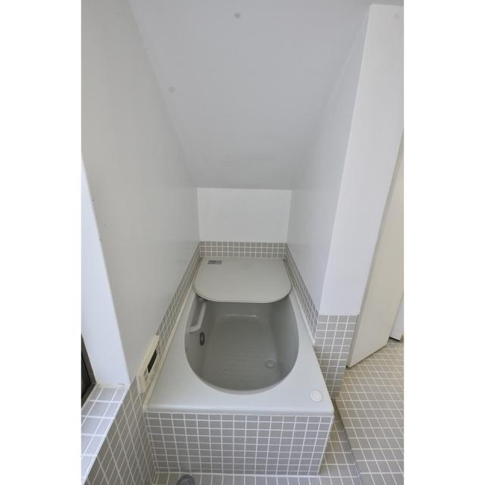 お風呂は壁の間にジャストフィット。