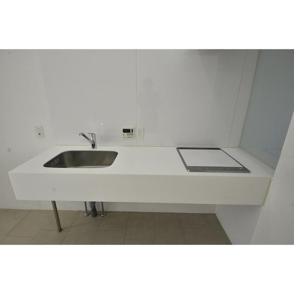 ホワイトでスタイリッシュなキッチン！お掃除を頑張りたくなりますね。