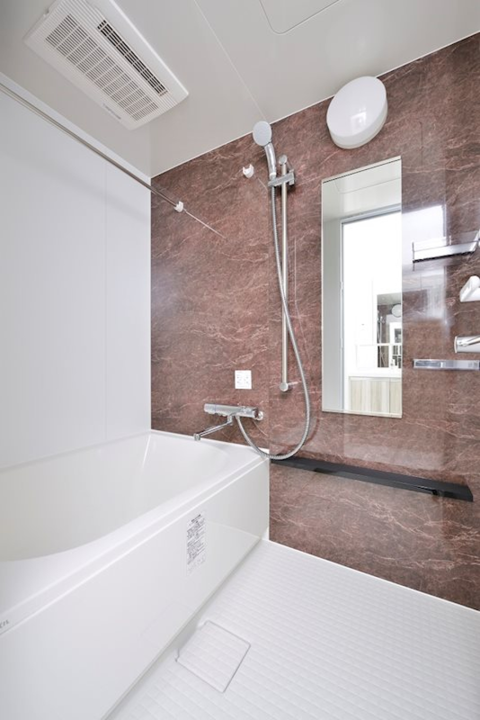 このお部屋で唯一のカラーがお風呂。ゆったり浸かれそうな広さです。