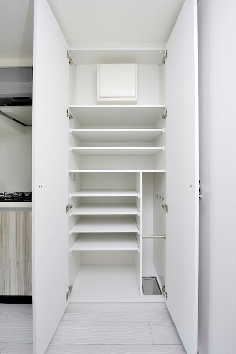 玄関の収納、広い！傘を入れる棚があるのも嬉しいですね。