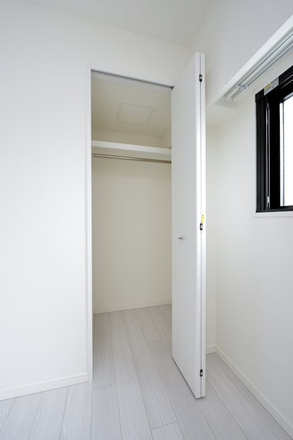 収納はこちらに。上部分は棚になっています。