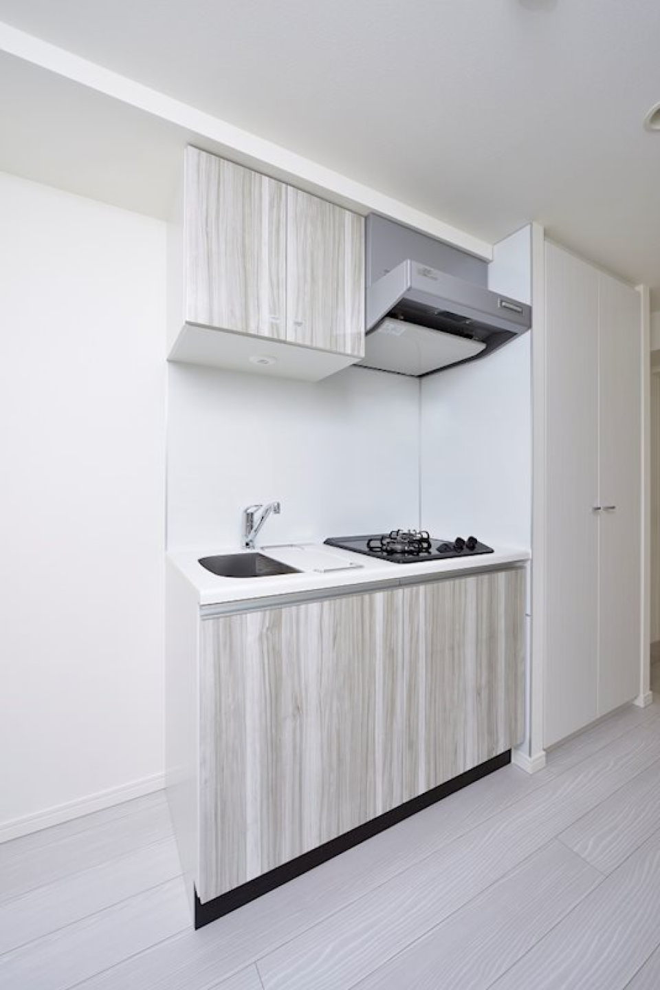 白銀のキッチン！作業用にワゴンやラックを足すと便利そうです。