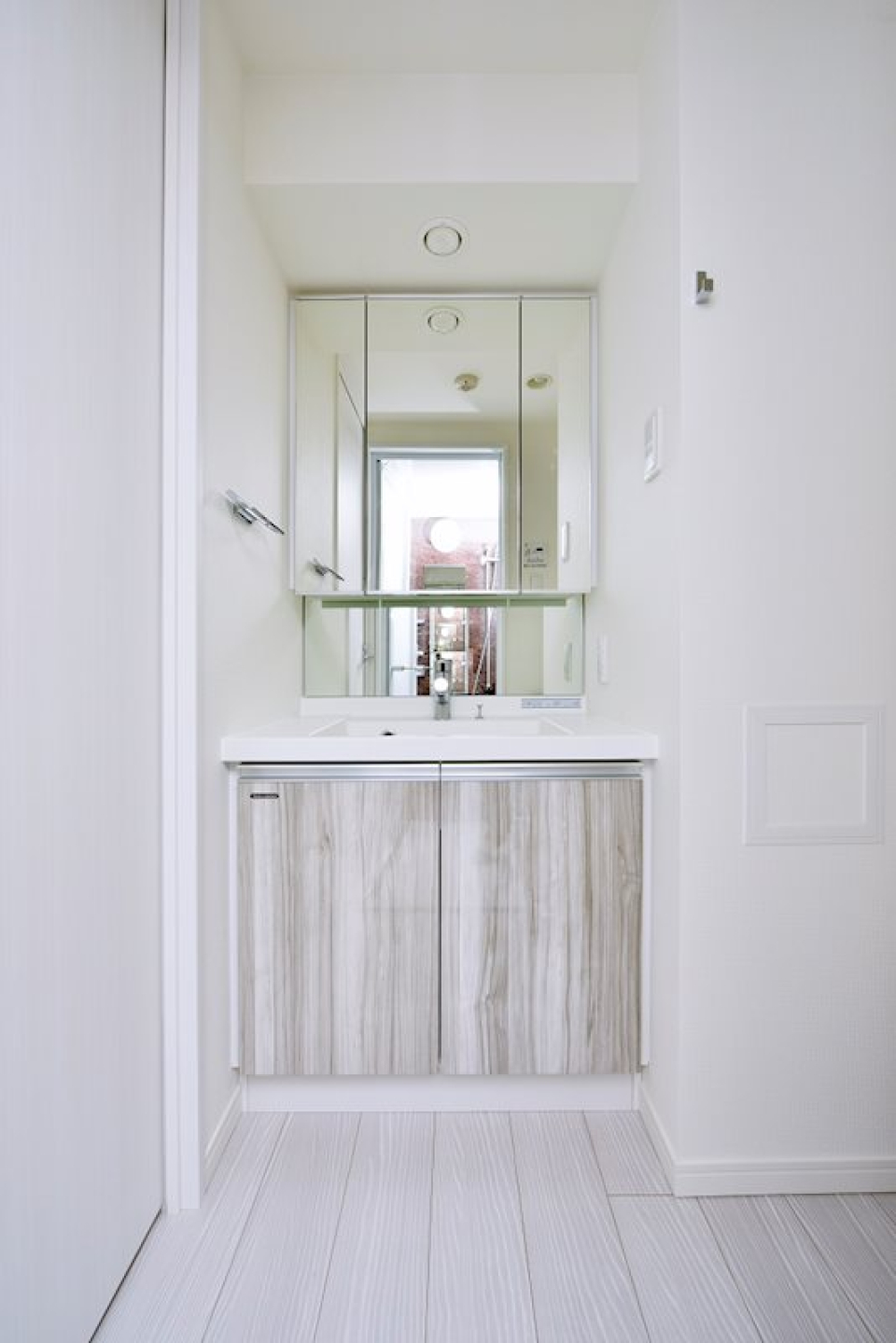 キッチンとお揃いの洗面台。鏡が大きいは正義です。