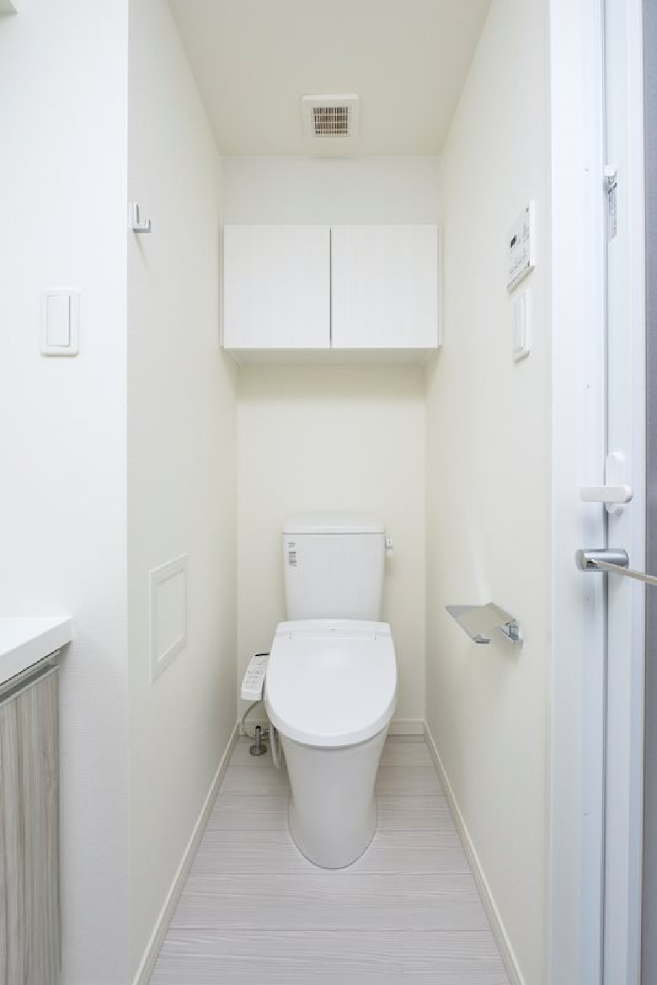 トイレは洗面脱衣所と同室ですが、ちょっと奥まったところに。