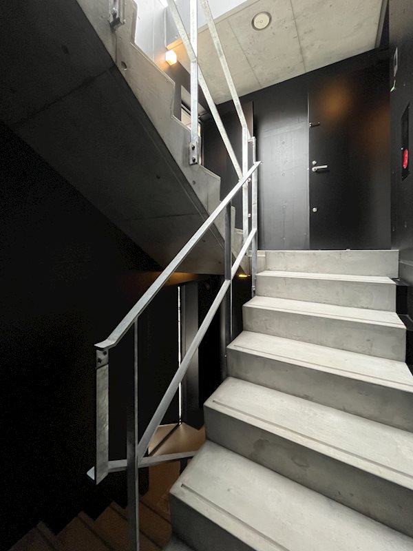 共用部の階段も、CDのジャケットになりそうな素敵なデザイン。