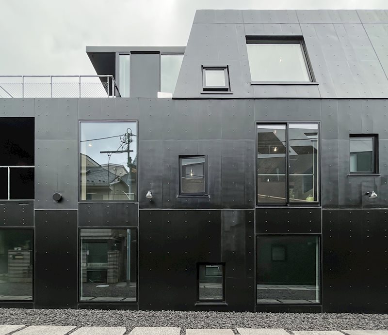 お部屋に光をたっぷり届けてくれる、大きな窓が印象的です。