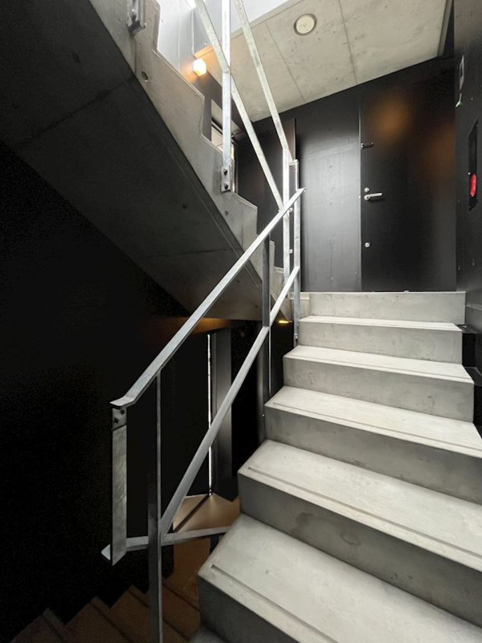 共用部の階段も、CDのジャケットになりそうな素敵なデザイン。