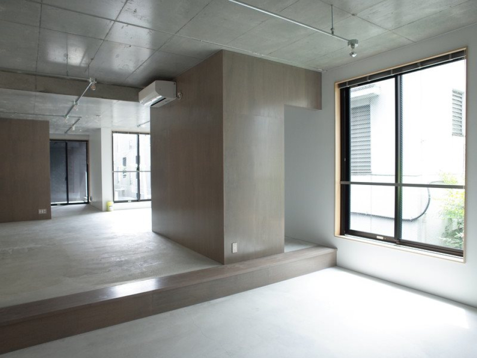 大きな窓があちこちにあり、光がしっかりと届きます。