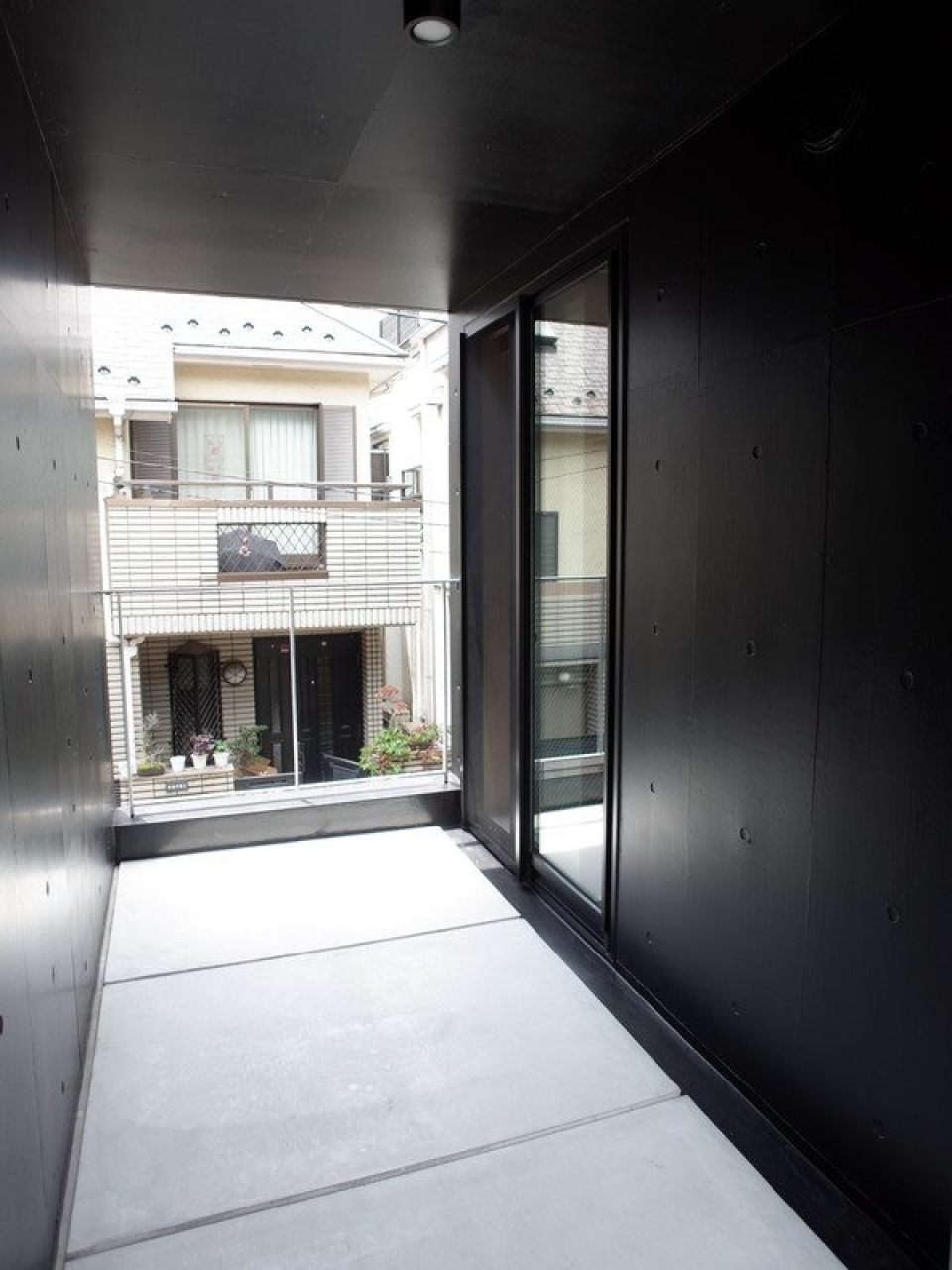 この建物だけ異次元のような不思議な感覚に陥ります。