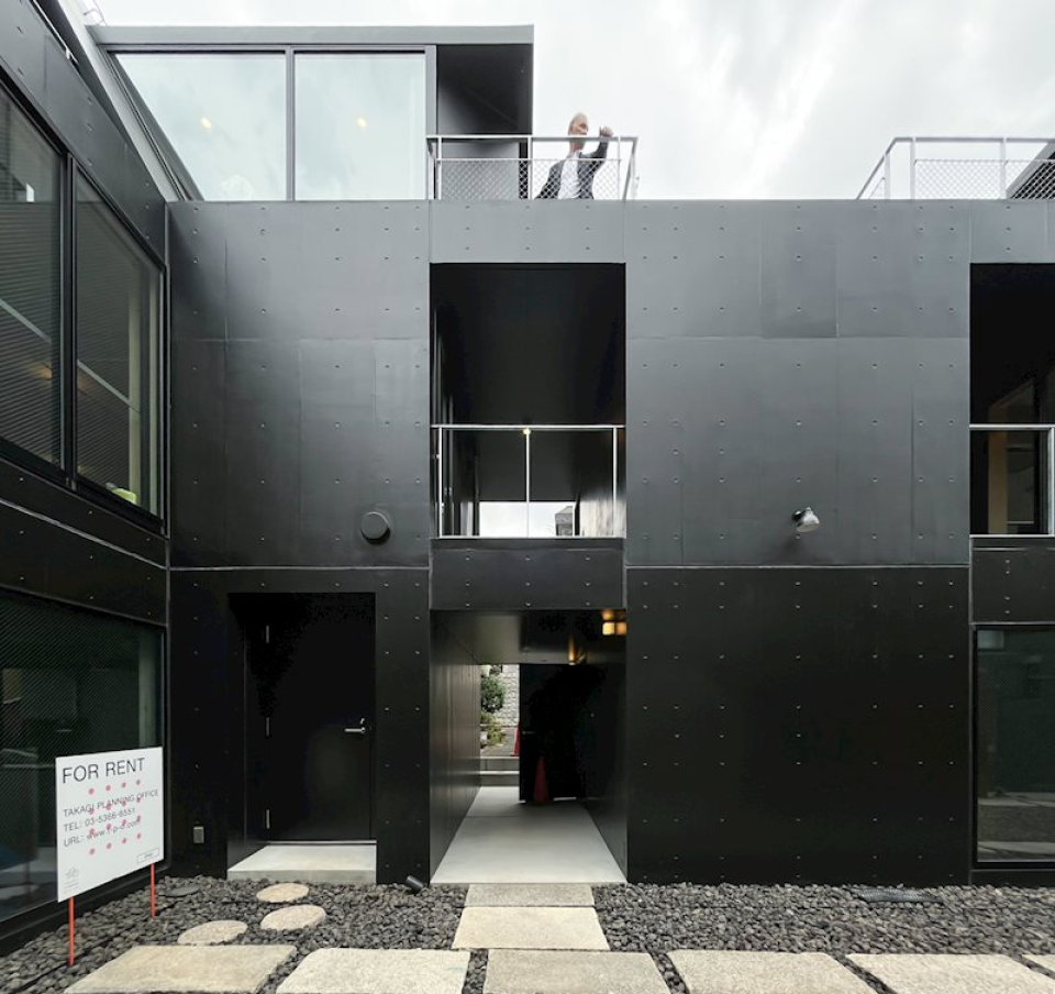 真っ黒でカッコ良すぎる外観。