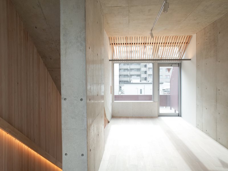 バルコニー側の窓から、お部屋中に光が広がります。