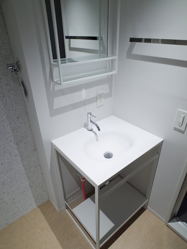 パウダールームはキリッとホワイトな空間。